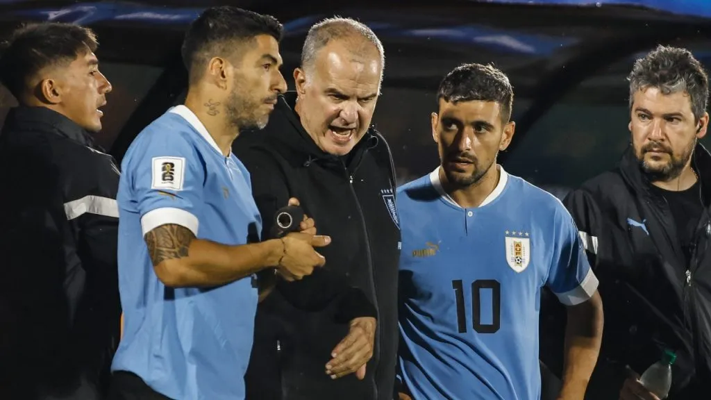 Marcelo Bielsa, junto a Luis Suárez y Giorgian De Arrascaeta (Getty Images).