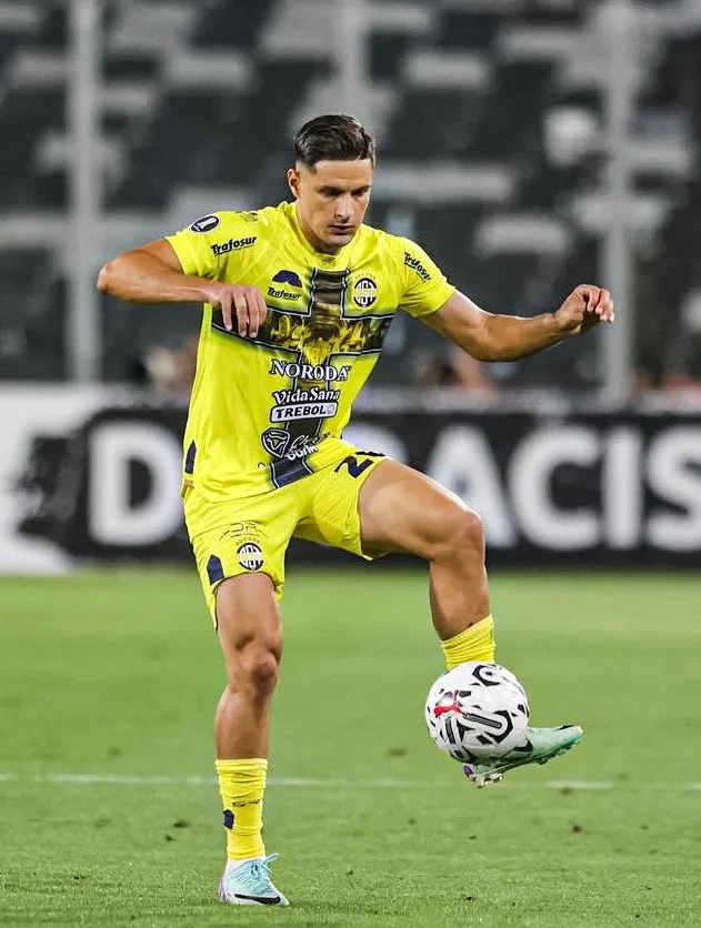 Wildo Alonso, el futbolista de Sportivo Trinidense que cargó contra el arbitraje vs. Boca.