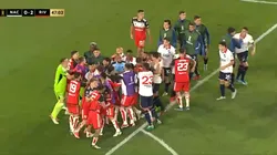 Pelea campal en River vs. Nacional: patada de brutal contra Aliendro, piña a Díaz y ningún expulsado