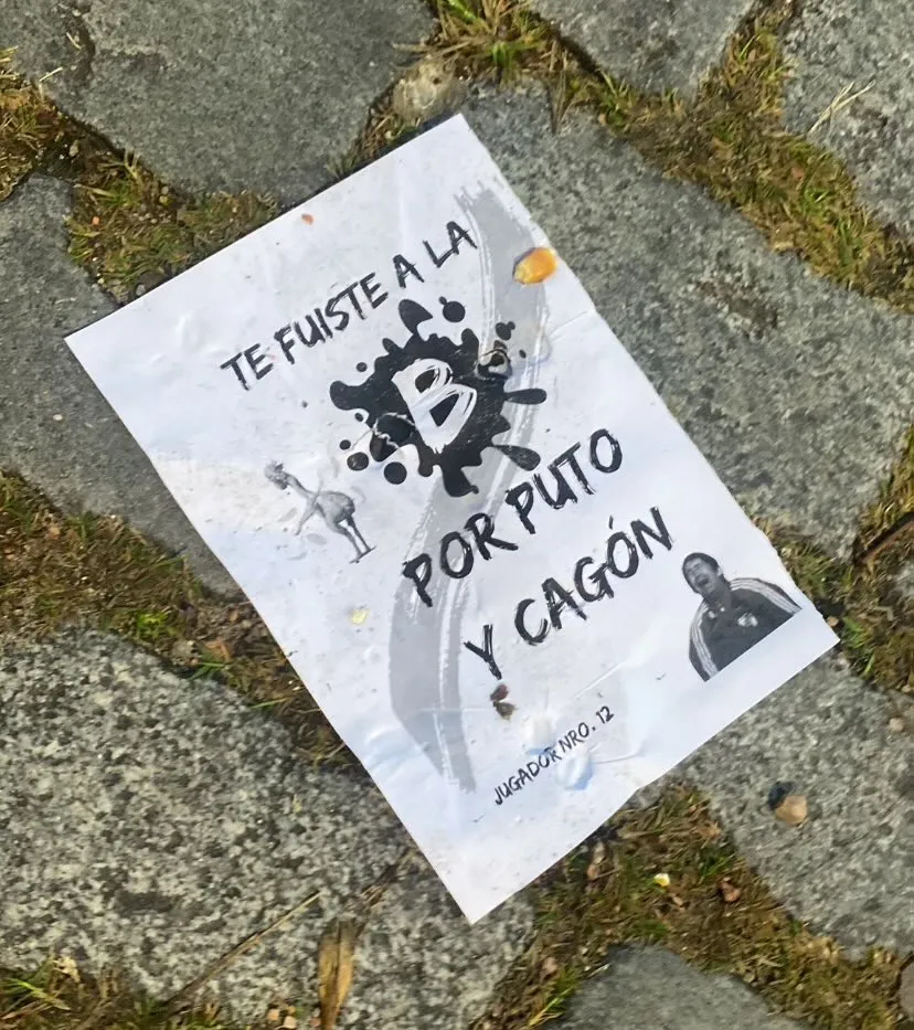 El mensaje que prueba que los hinchas de Boca tiraron maíz (Twitter).