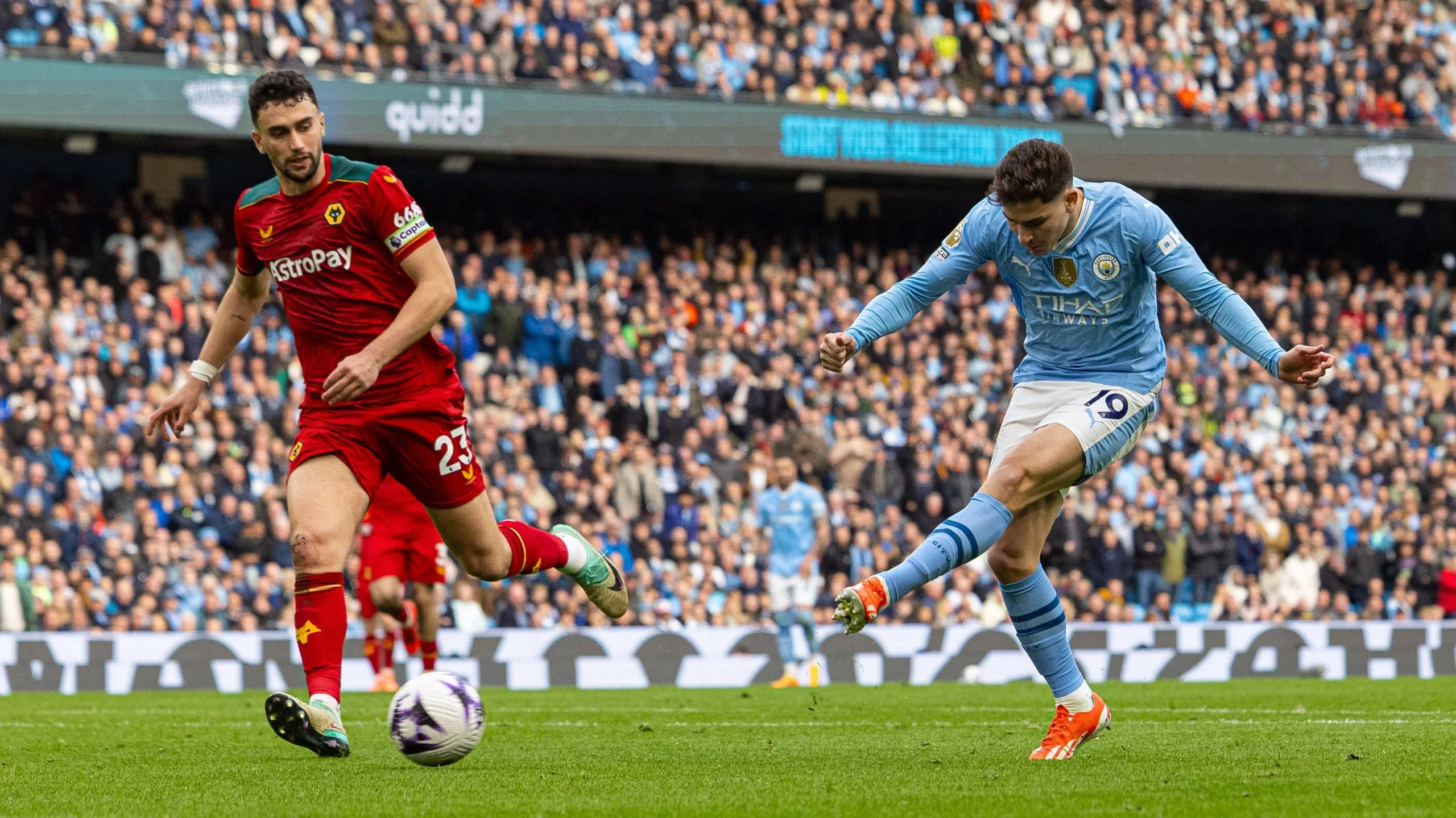 Julián Álvarez en la jugada del tanto que anotó ante el Wolves.
