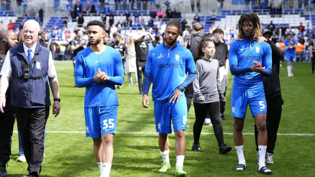 Los jugadores del Birmingham City tras el descenso (IMAGO / PA Images).