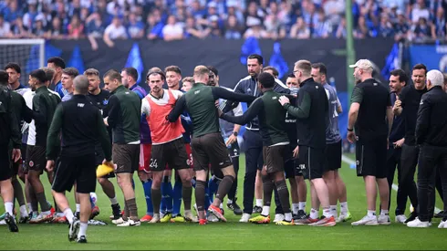 VIDEO | Insólito: Los jugadores de Hamburgo y St. Pauli, a las piñas, en la entrada en calor