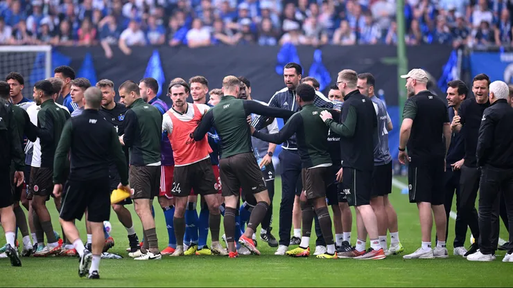VIDEO | Insólito: Los jugadores de Hamburgo y St. Pauli, a las piñas, en la entrada en calor