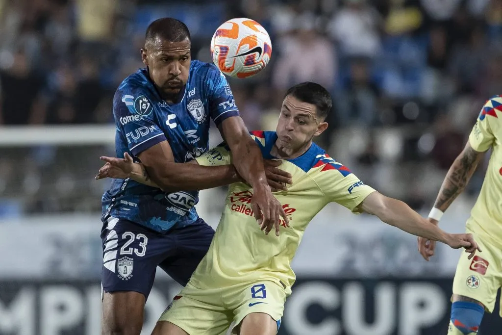 Salomón Rondón en la disputa de la pelota con Álvaro Fidalgo del América.