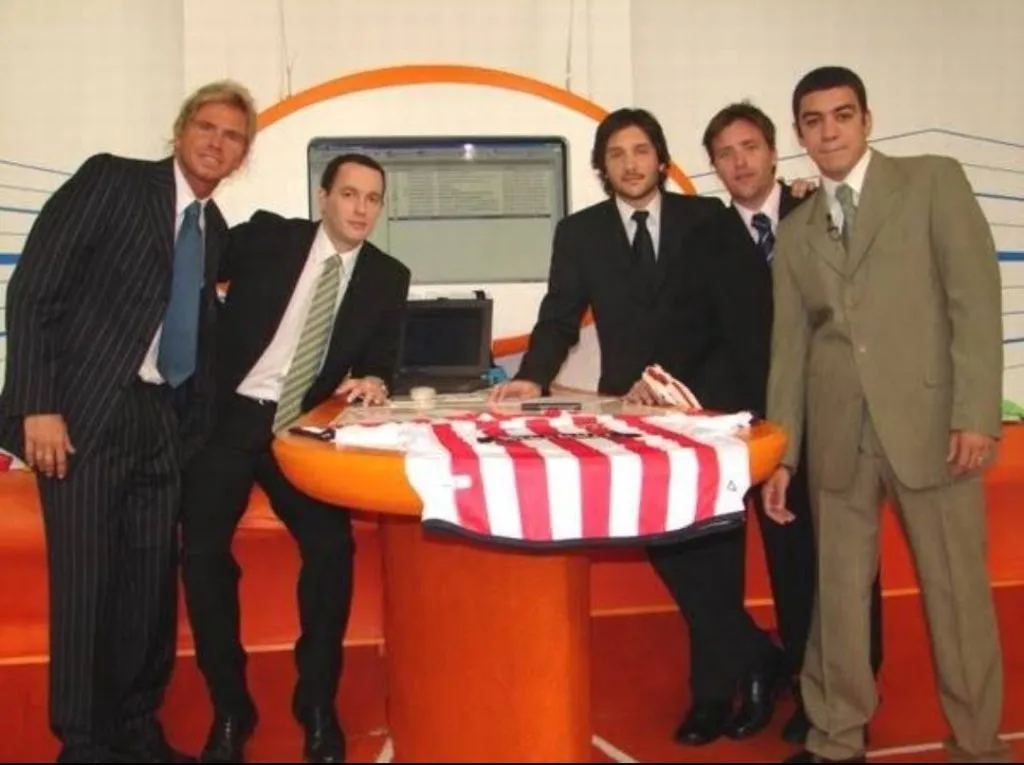 La barra en medio del estudio.