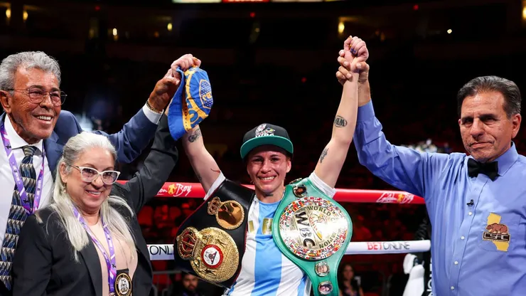 La boxeadora argentina se quedó con tres de los grandes cinturones en la división de peso mosca.