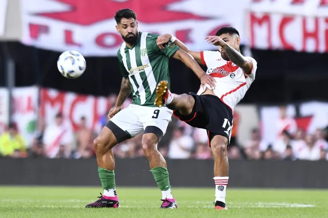 Milton Giménez defendiendo la camiseta de Banfield ante River. (Foto: Getty Images)
