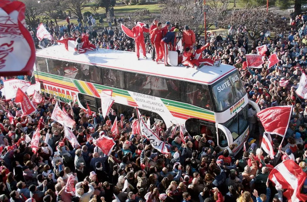 La llegada del colectivo de Huracán de Tres Arroyos a la ciudad. (Foto: LU24).