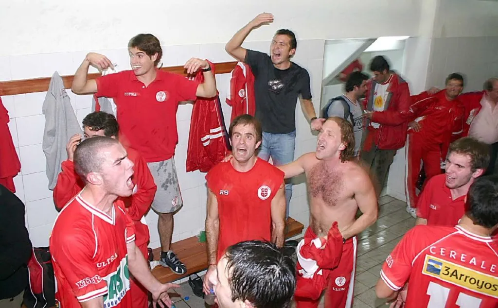 Los festejos de Huracán de Tres Arroyos en el vestuario de Rafaela. (Foto: LU24).