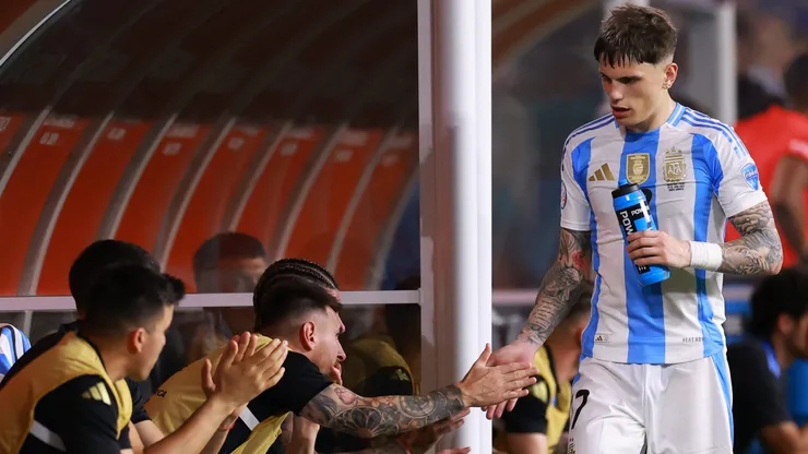 No se vio: el gesto de Leo Messi con Garnacho en pleno Argentina vs Perú