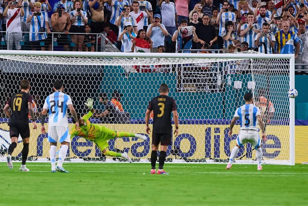 El penal de Paredes dio en el palo. (Foto: IMAGO).