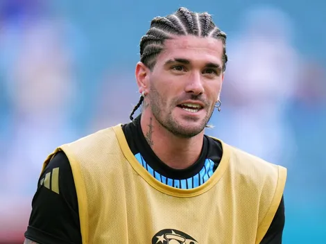 El show de De Paul ante Perú: cánticos, risas con Messi y nuevo look