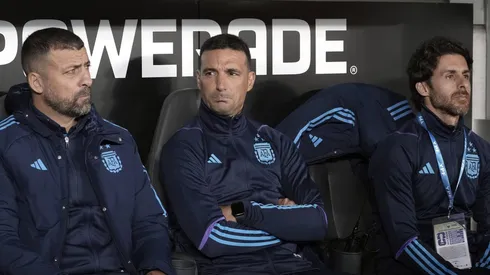 Scaloni no podrá estar en el banco ante Perú.