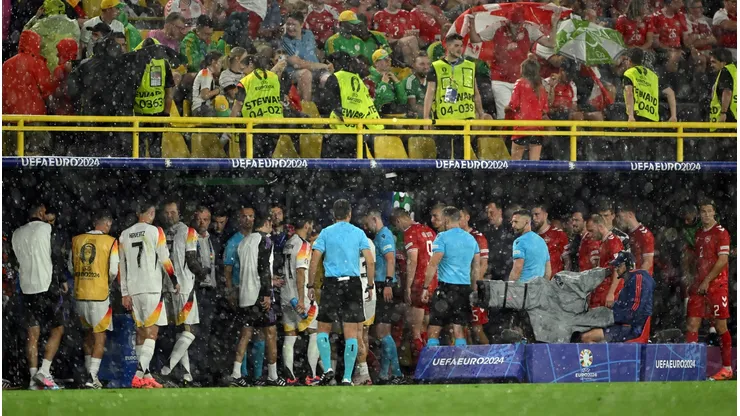 Alemania y Dinamarca, demorado por la intensa lluvia y tormentas eléctricas en Dortmund.