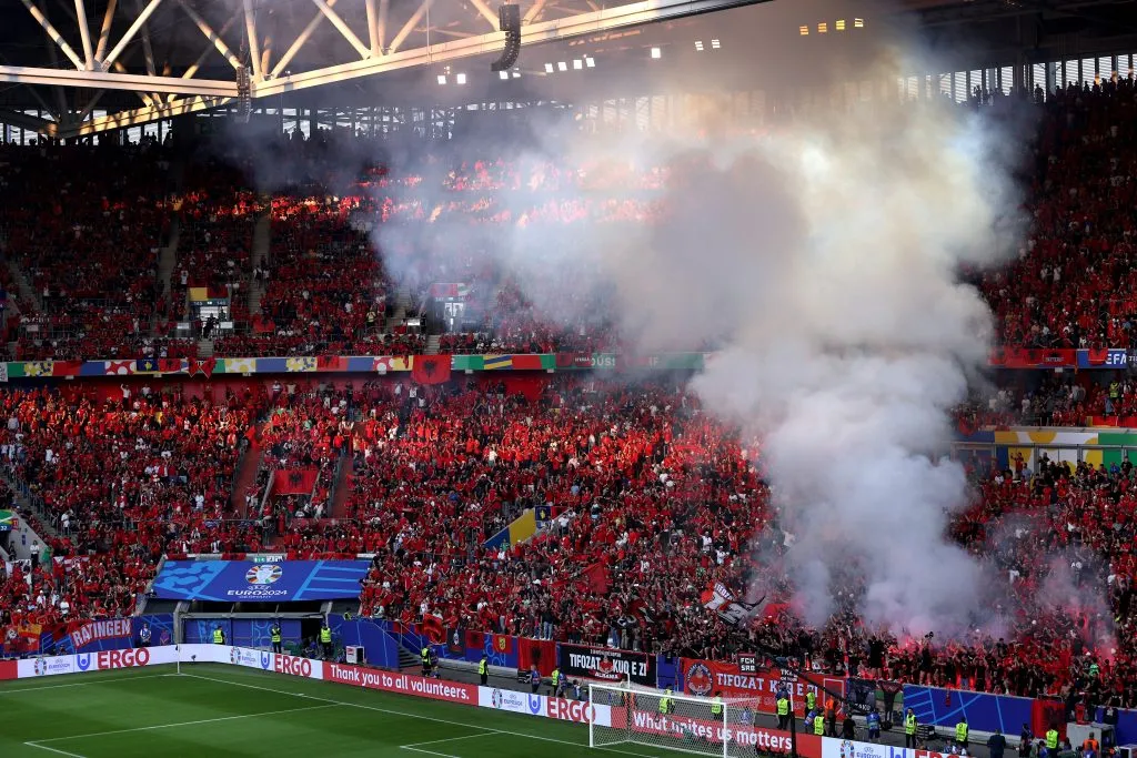 Pirotécnia en la tribuna albanesa. (Foto: Getty).