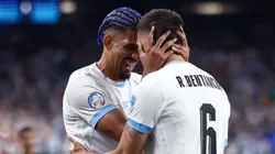 Araújo y Bentancur celebran el quinto.