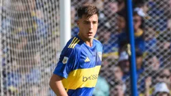 Aarón Anselmino con la camiseta de Boca.
