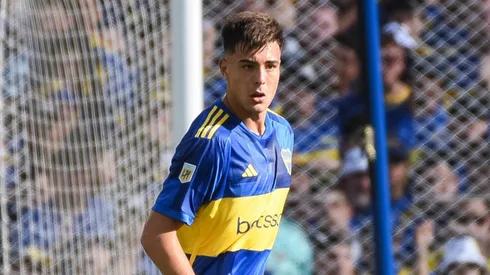 Aarón Anselmino con la camiseta de Boca.