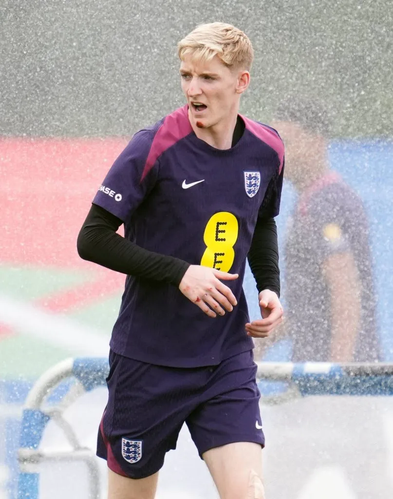 Anthony Gordon se entrenó con normalidad a pesar de los golpes.