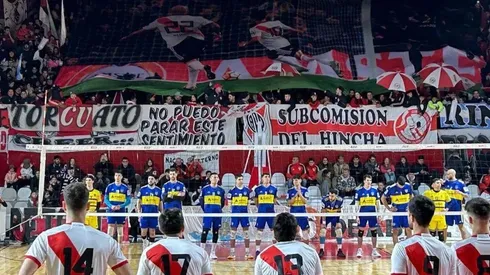 El telón que desplegó la gente de River en el Superclásico de vóley.