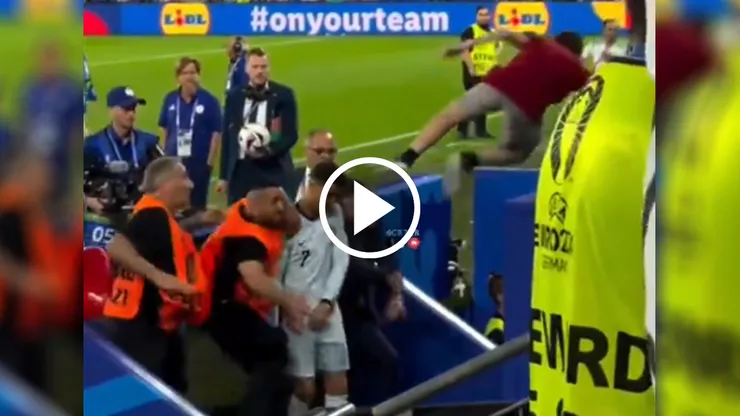 Cristiano Ronaldo casi es aplastado por un fanático en la Eurocopa