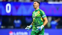 Dibu Martínez y un particular festejo ante Chile.