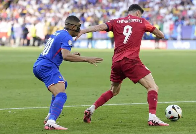 El manotazo que enfureció a Kylian Mbappé. (IMAGO)