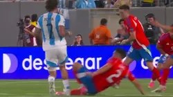 El 'planchazo' de Rodrigo de Paul a Gabriel Suazo.