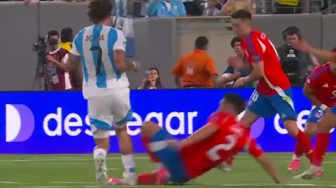 El 'planchazo' de Rodrigo de Paul a Gabriel Suazo.