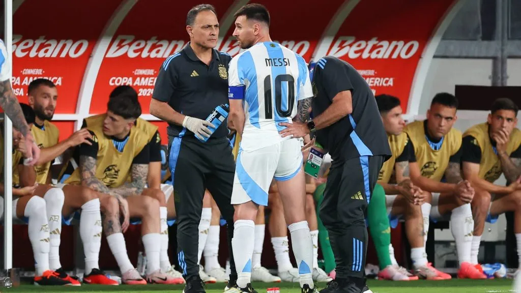 Messi tuvo que recibir asistencia en pasajes de la primera mitad: IMAGO