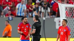 Matonte le muestra la amarilla a Suazo.