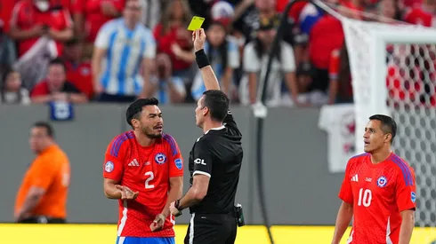 Matonte le muestra la amarilla a Suazo.