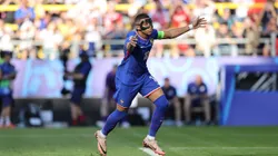 Kylian Mbappé y su festejo de gol tras el penal convertido.