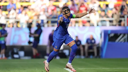 Kylian Mbappé y su festejo de gol tras el penal convertido.