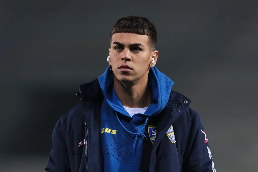 Enzo Barrenechea ya arribó a Inglaterra para firmar con Aston Villa.