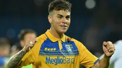 El mediocampista cordobés de 23 años llega al Aston Villa desde Juventus.