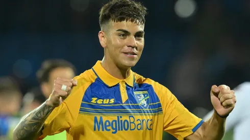 El mediocampista cordobés de 23 años llega al Aston Villa desde Juventus.