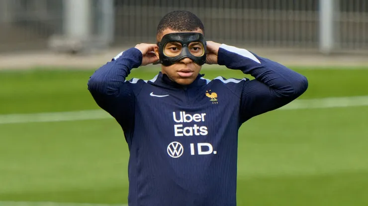 Kylian Mbappé deberá usar máscara durante toda la Eurocopa.