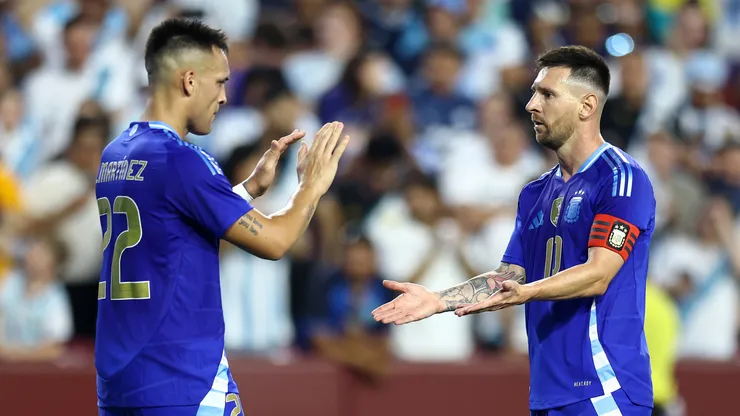 Messi y Lautaro, siempre con la mira en el arco ajeno.