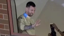 El saludo de Lionel Messi a la gente.