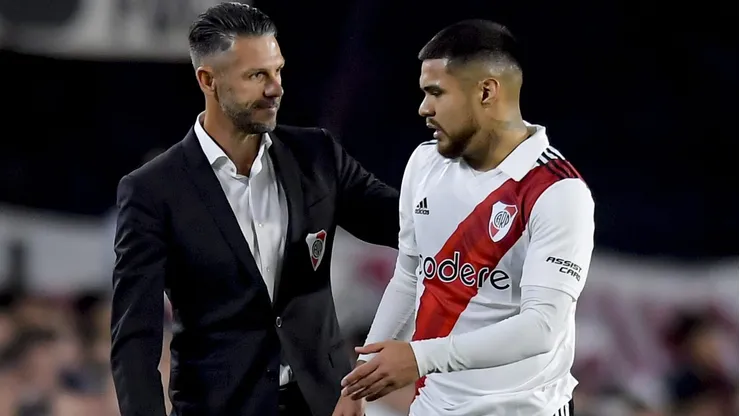 El DT de River está preocupado ante la posibilidad de perder al chileno.