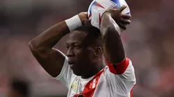 Advíncula, figura de la Selección Peruana.