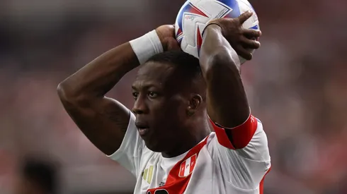 Advíncula, figura de la Selección Peruana.