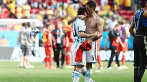 Lionel Messi junto a Martín Demichelis en el Mundial 2014 con la Selección Argentina