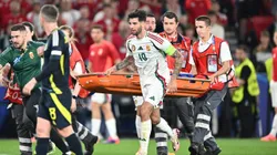 Szoboszlai ayuda a su compañero.