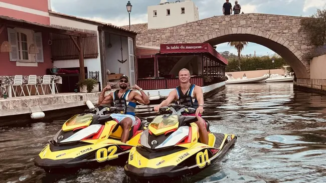 Motos de agua en los canales de Port Grimaud.