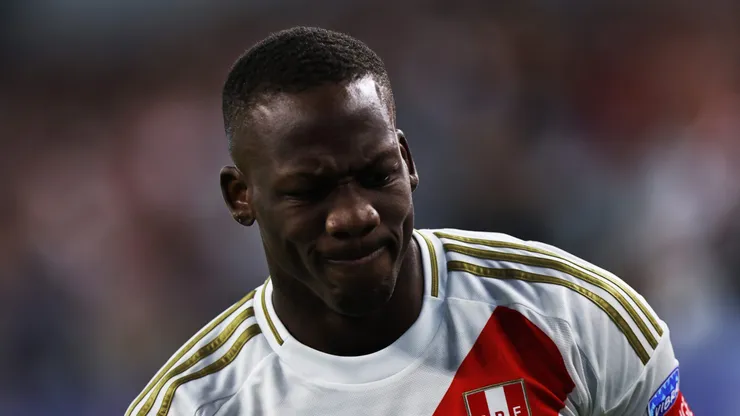 Luis Advíncula salió lesionado en Perú vs. Chile