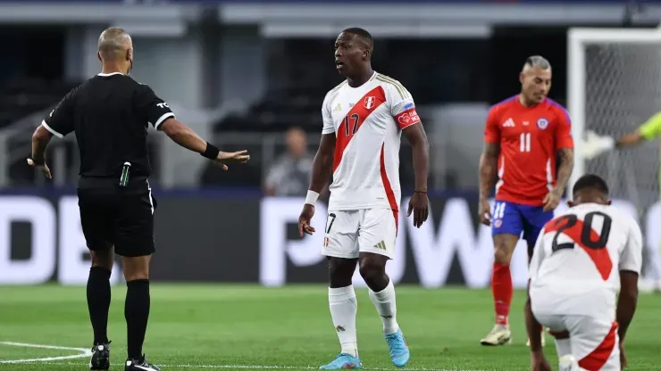 Advíncula se lesionó jugando para Perú.