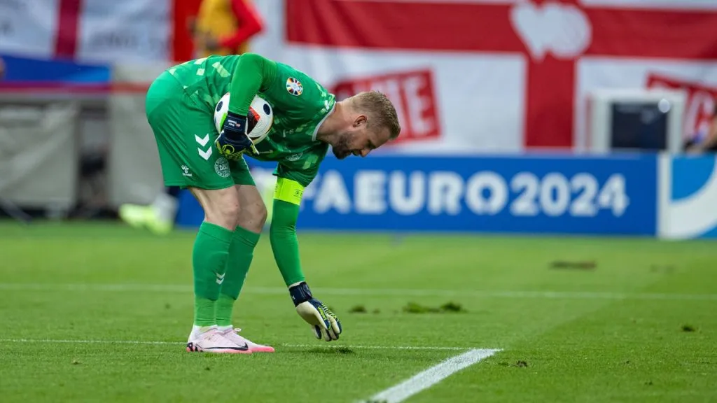 Kasper Schmeichel y el césped del Frankfurt Arena en malas condiciones.